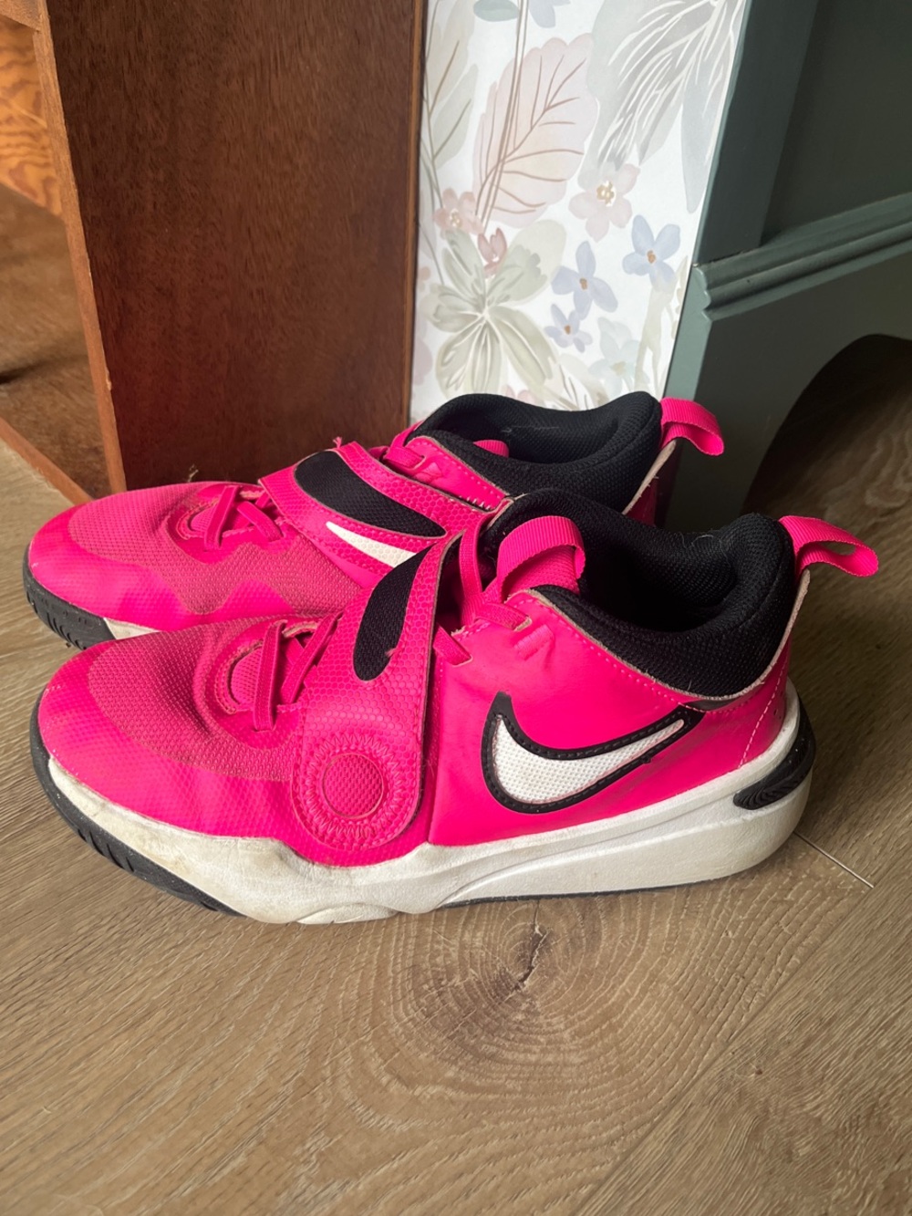 Nike Kids Basketball Velcro girls Hot Pink shoes Sneakers EUC SIZE 5.5